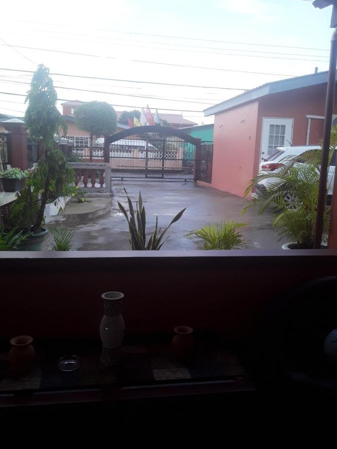Derick'S Inn Piarco Exterior photo